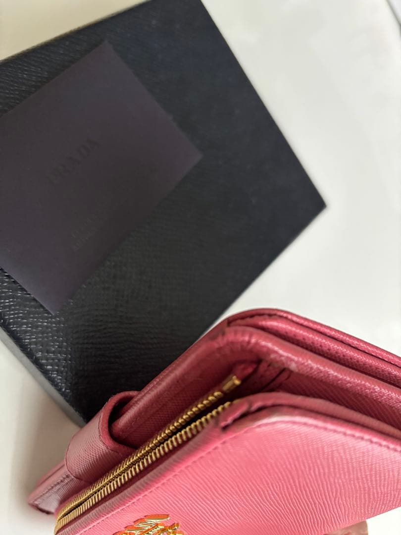 PRADA ピンク 二つ折り財布【最終価格】