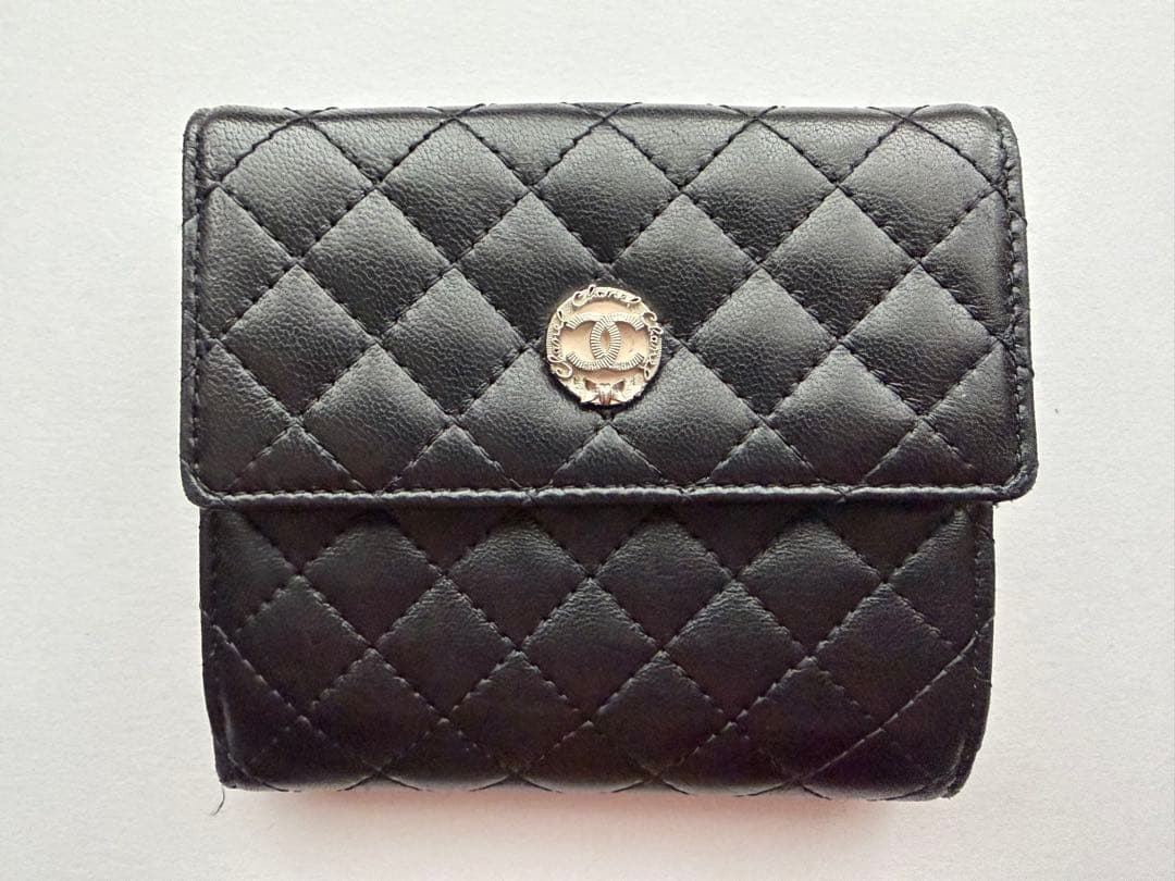 CHANEL 二つ折り財布　リボンモチーフ