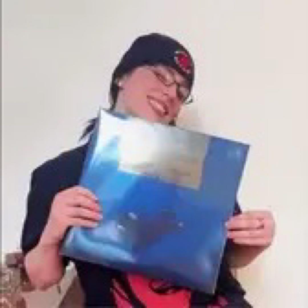 R*)様 Billie Eilish Hit Me Hard And Soft