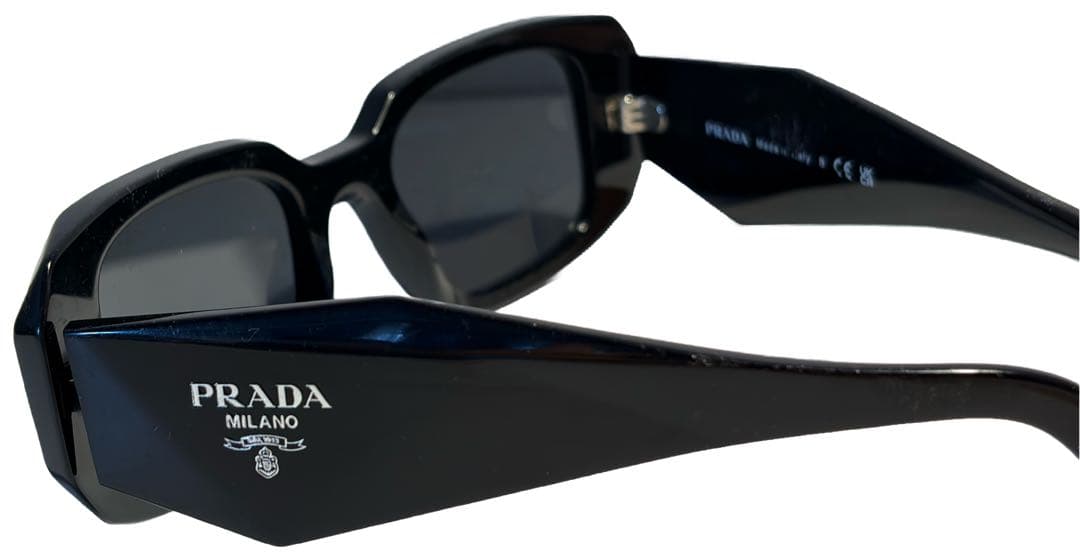 PRADA ブラック サングラス アシンメトリック