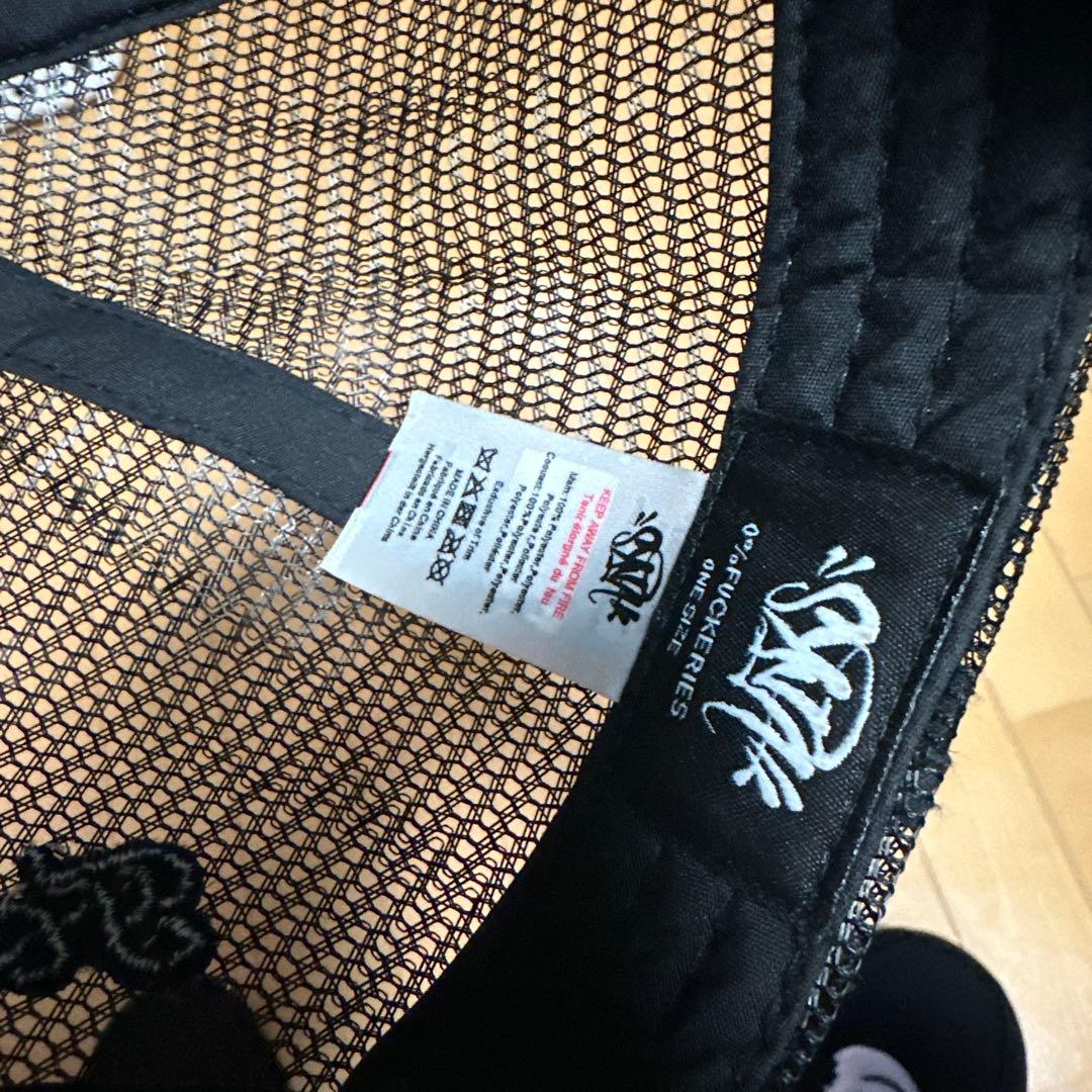 ななし！シナワールド　Suna World ブラック トラッカーキャップ