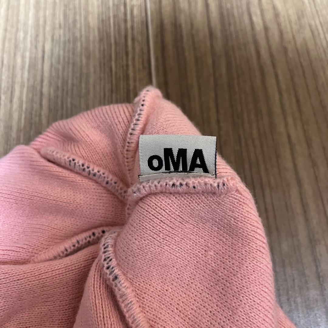 oMA ピンクニット帽 黒グラフィック