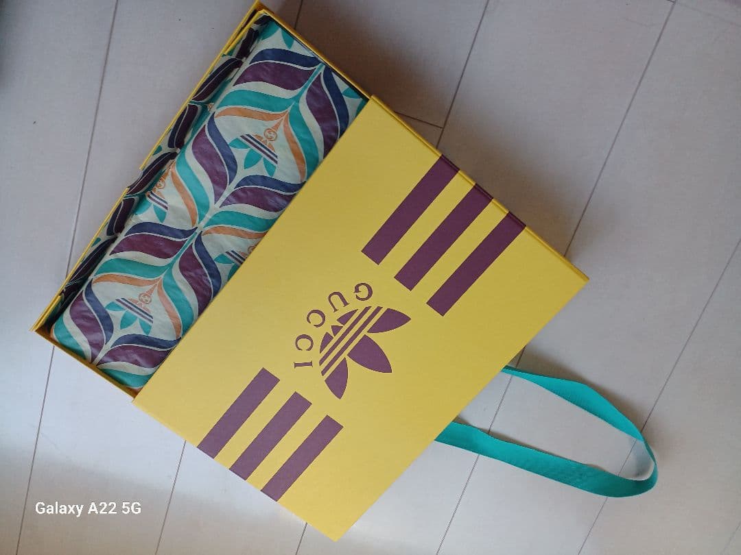 【美品】GUCCI アディダス コラボ VネックTシャツ 水色、限定品箱付き！