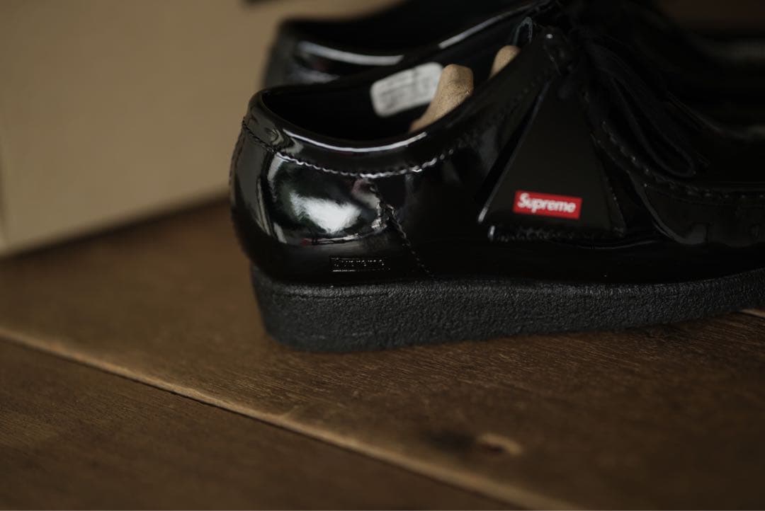 24ss SUPREME Clarks パテント レザー ワラビー 黒