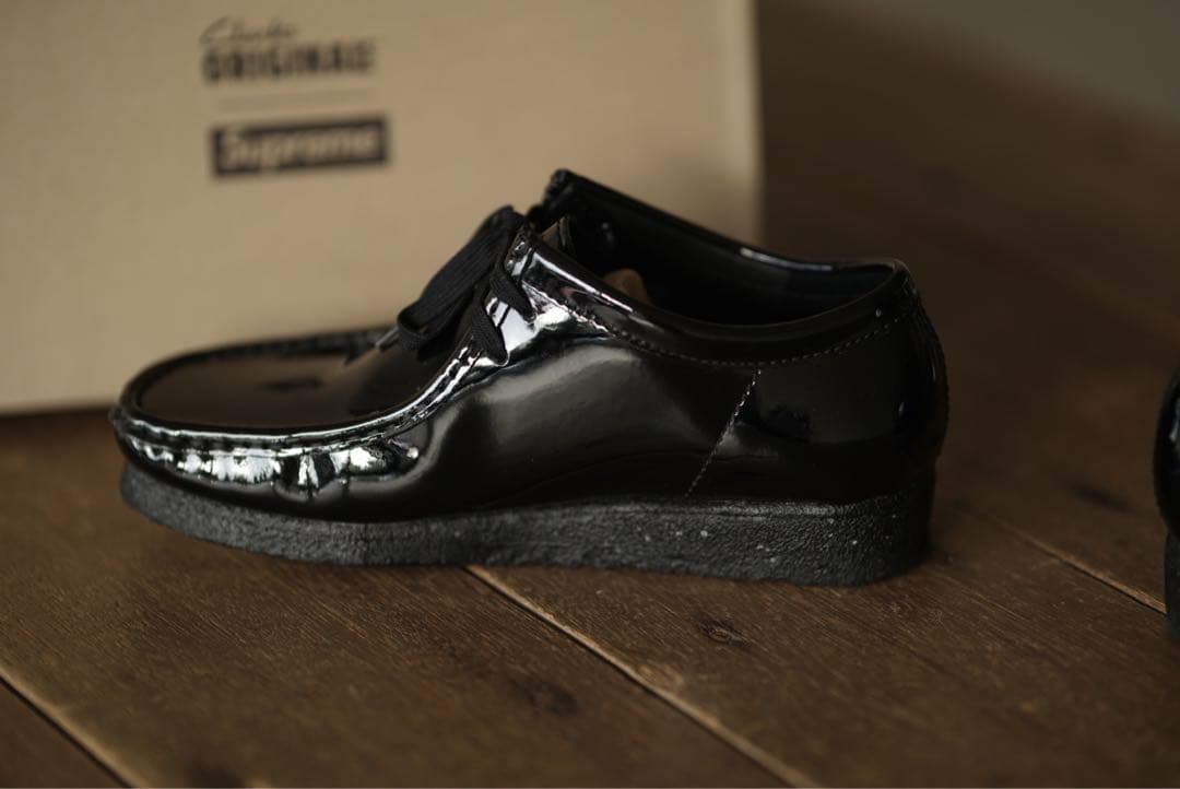 24ss SUPREME Clarks パテント レザー ワラビー 黒