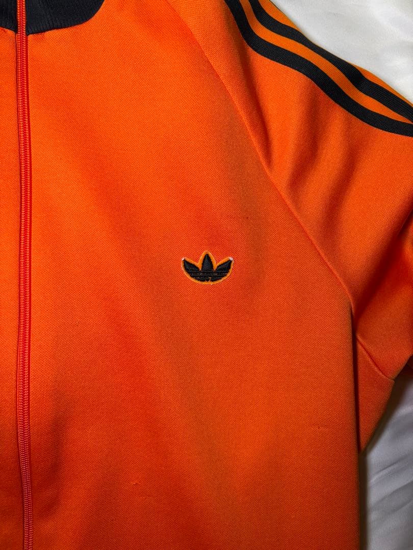 adidas トラックジャケット オレンジ