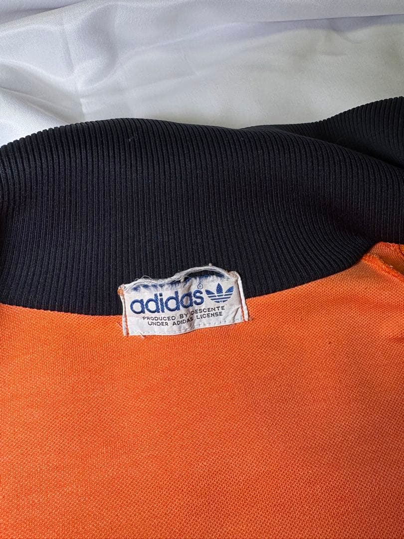 adidas トラックジャケット オレンジ
