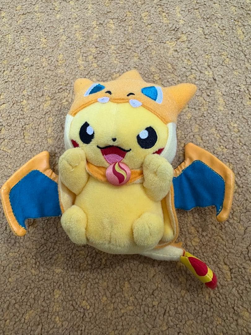 ビクティニピカチュウ　リーフィアイーブイ　リザードンピカチュウぬいぐるみポンチョ