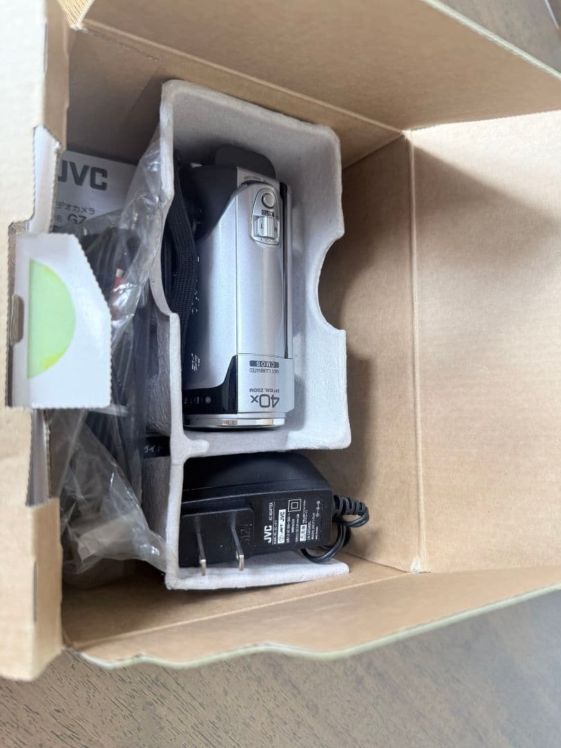 【未使用品】JVC ビデオカメラ GZ-E10