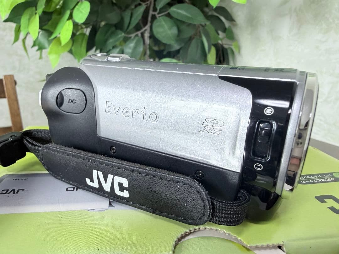 【未使用品】JVC ビデオカメラ GZ-E10
