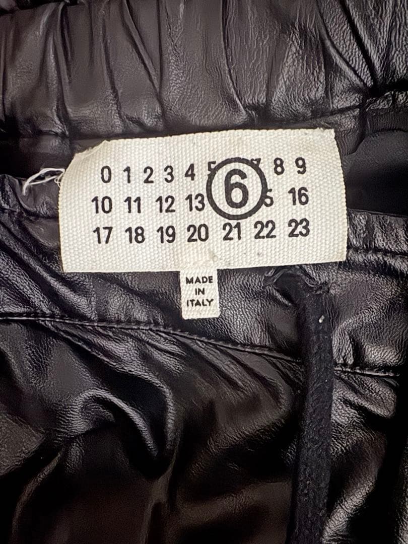 MM6 Maison Margiela ブラックドレープフェイクレザーパンツ