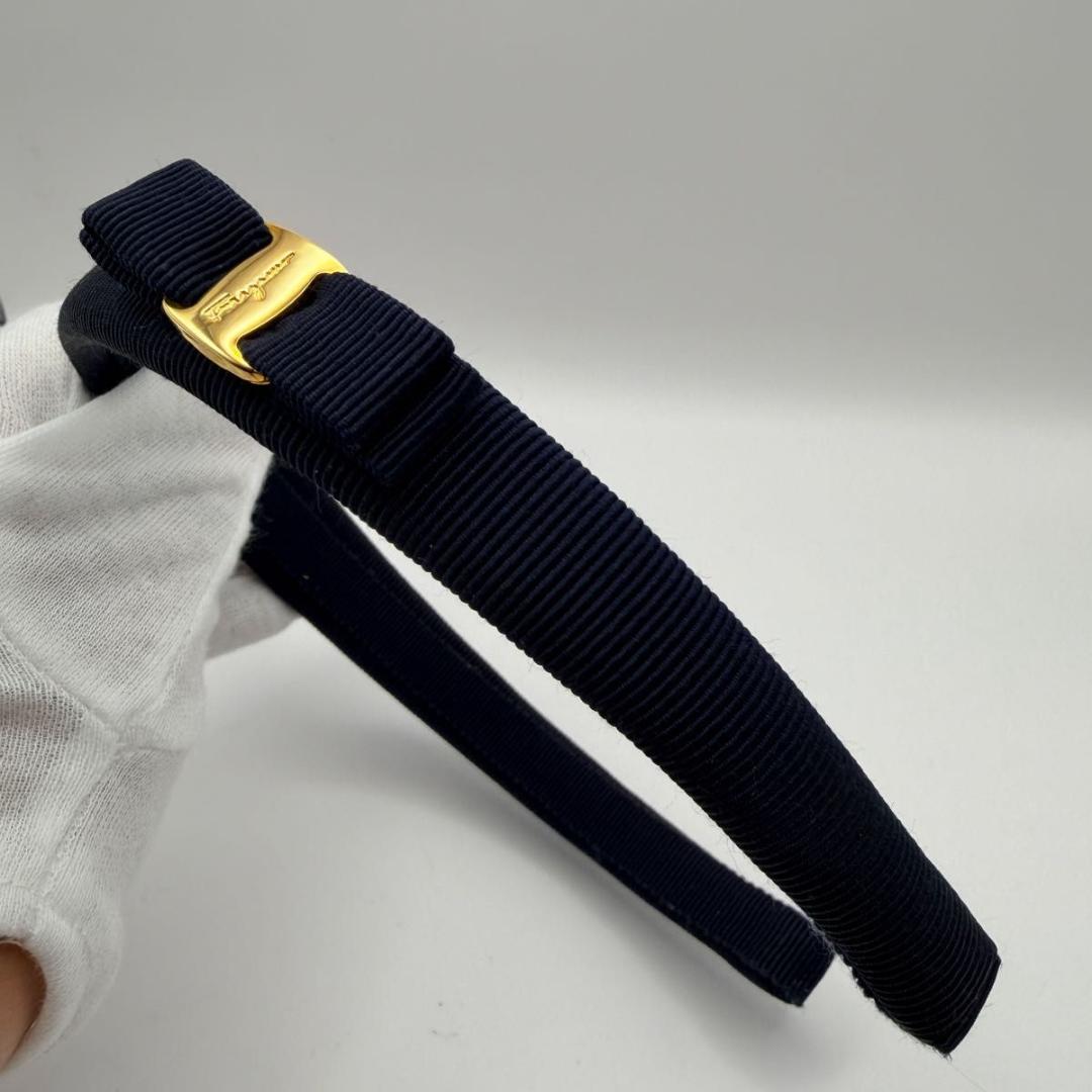 美品 フェラガモ ヴァラリボン 金具 カチューシャ ネイビー Ferragamo