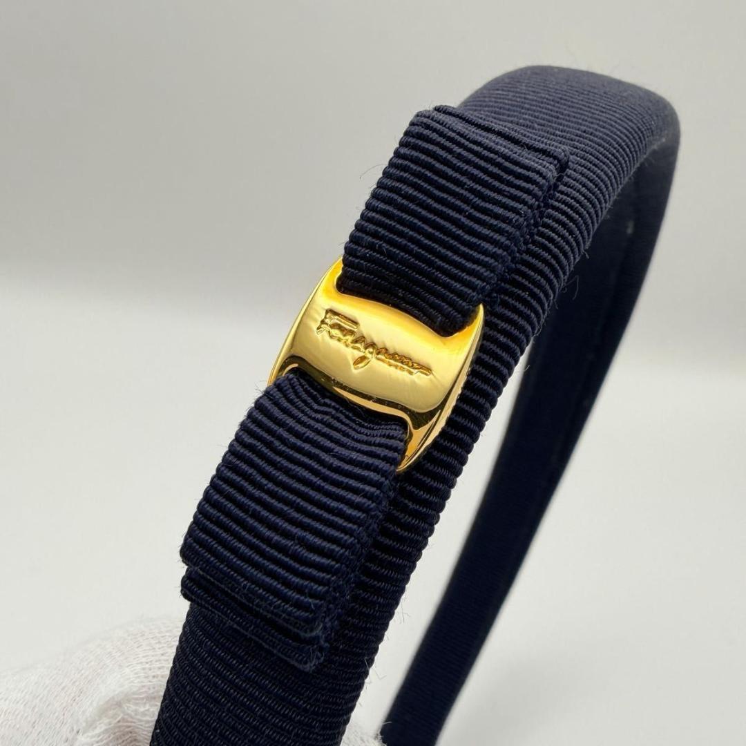 美品 フェラガモ ヴァラリボン 金具 カチューシャ ネイビー Ferragamo