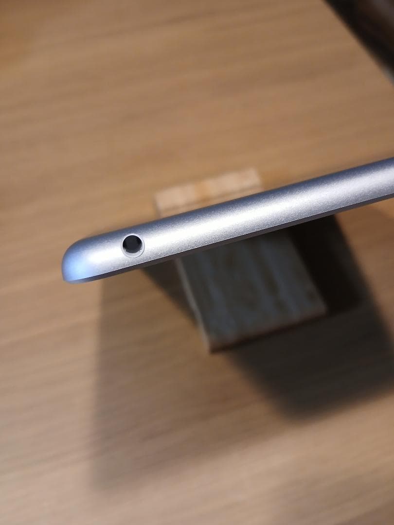 Apple iPad シルバー 本体　第９世代