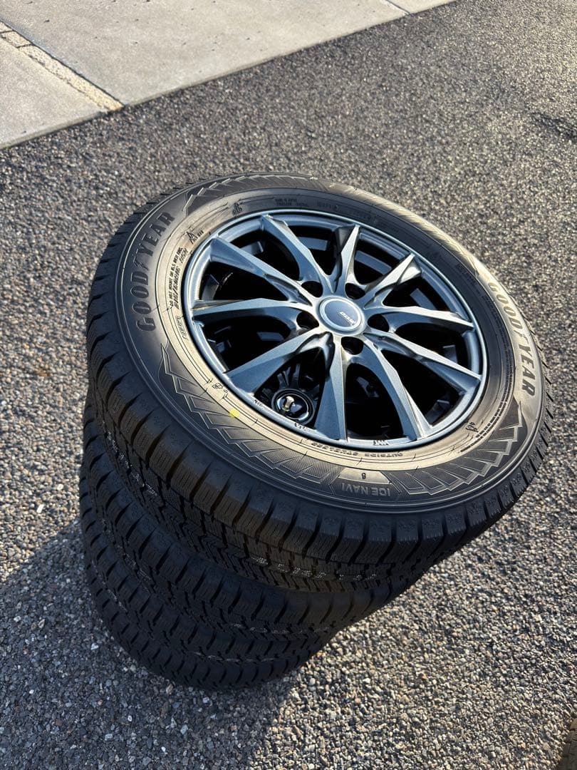 【送料込】【新品未使用】グッドイヤースタッドレス215/60R16 ヴェゼル等