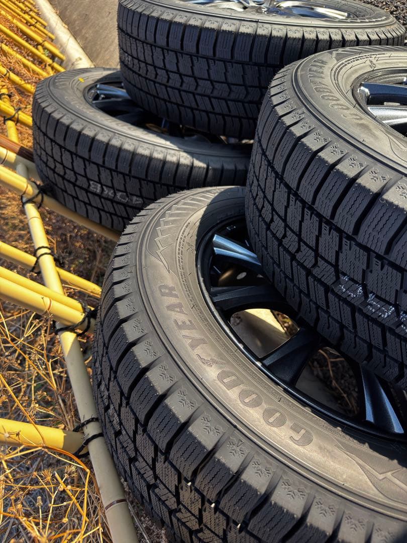 【送料込】【新品未使用】グッドイヤースタッドレス215/60R16 ヴェゼル等
