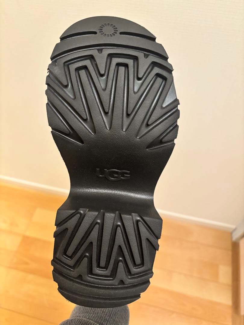UGGショート ムートンブーツ Esmee Leather Boot