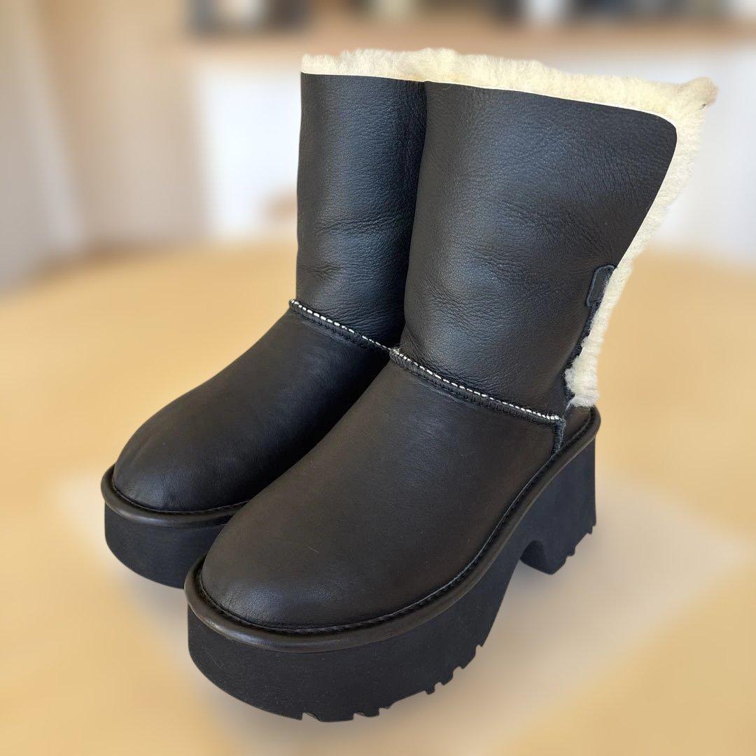 UGGショート ムートンブーツ Esmee Leather Boot
