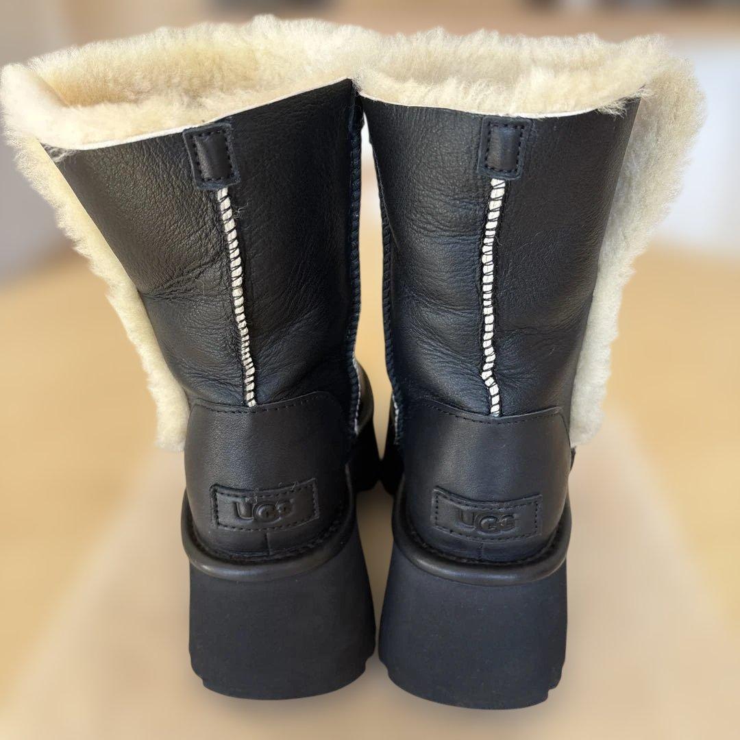 UGGショート ムートンブーツ Esmee Leather Boot