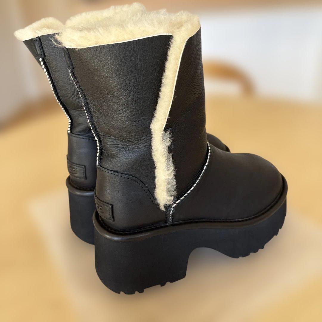 UGGショート ムートンブーツ Esmee Leather Boot