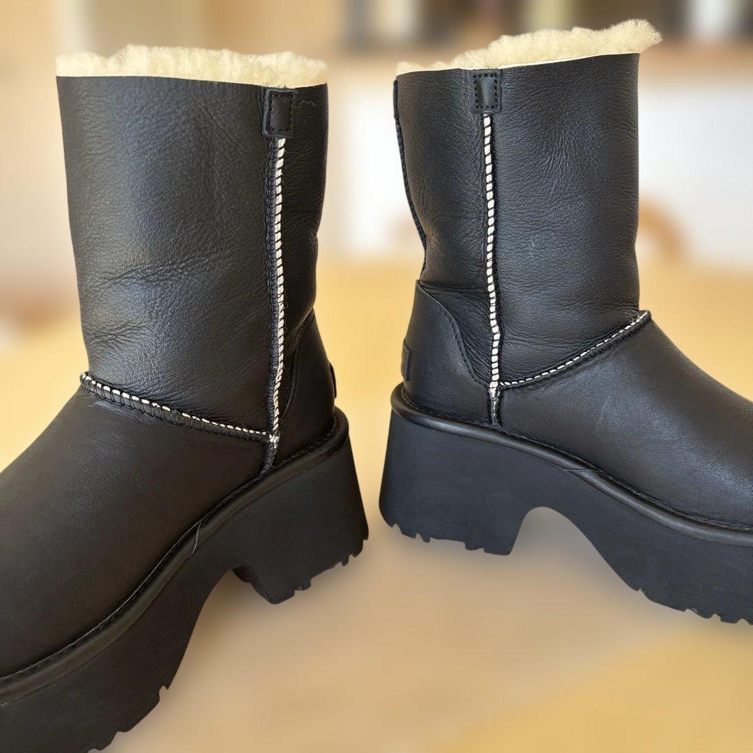 UGGショート ムートンブーツ Esmee Leather Boot