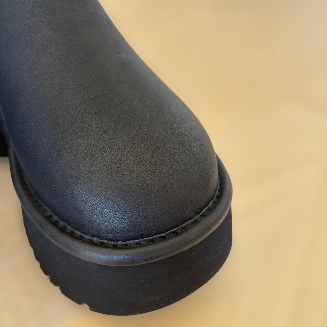 UGGショート ムートンブーツ Esmee Leather Boot