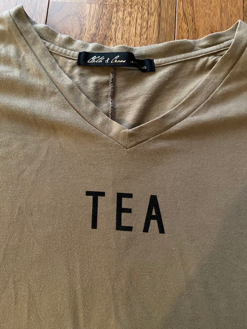 Hug O War Vネック　カフェTシャツ
