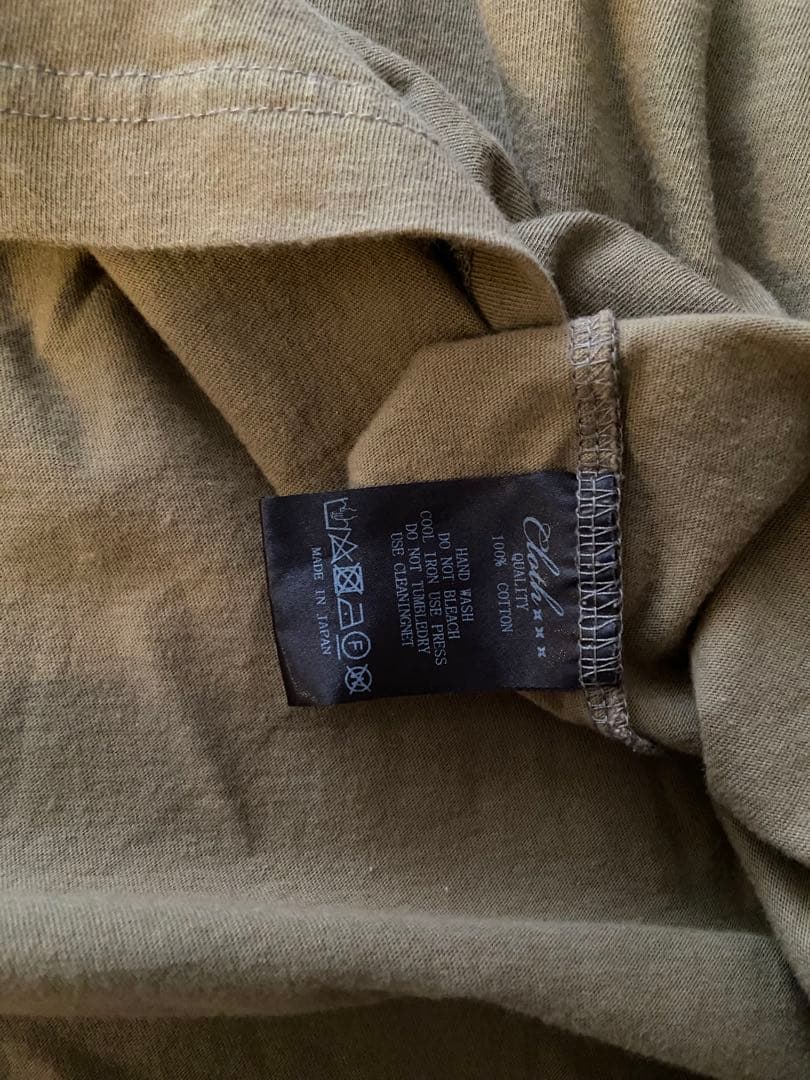 Hug O War Vネック　カフェTシャツ