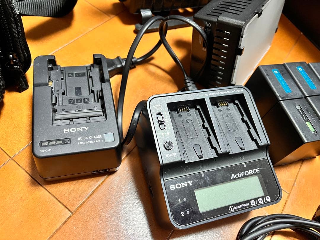 SONY FDR-AX45A ハンディカム 本体2台+予備バッテリー　その他