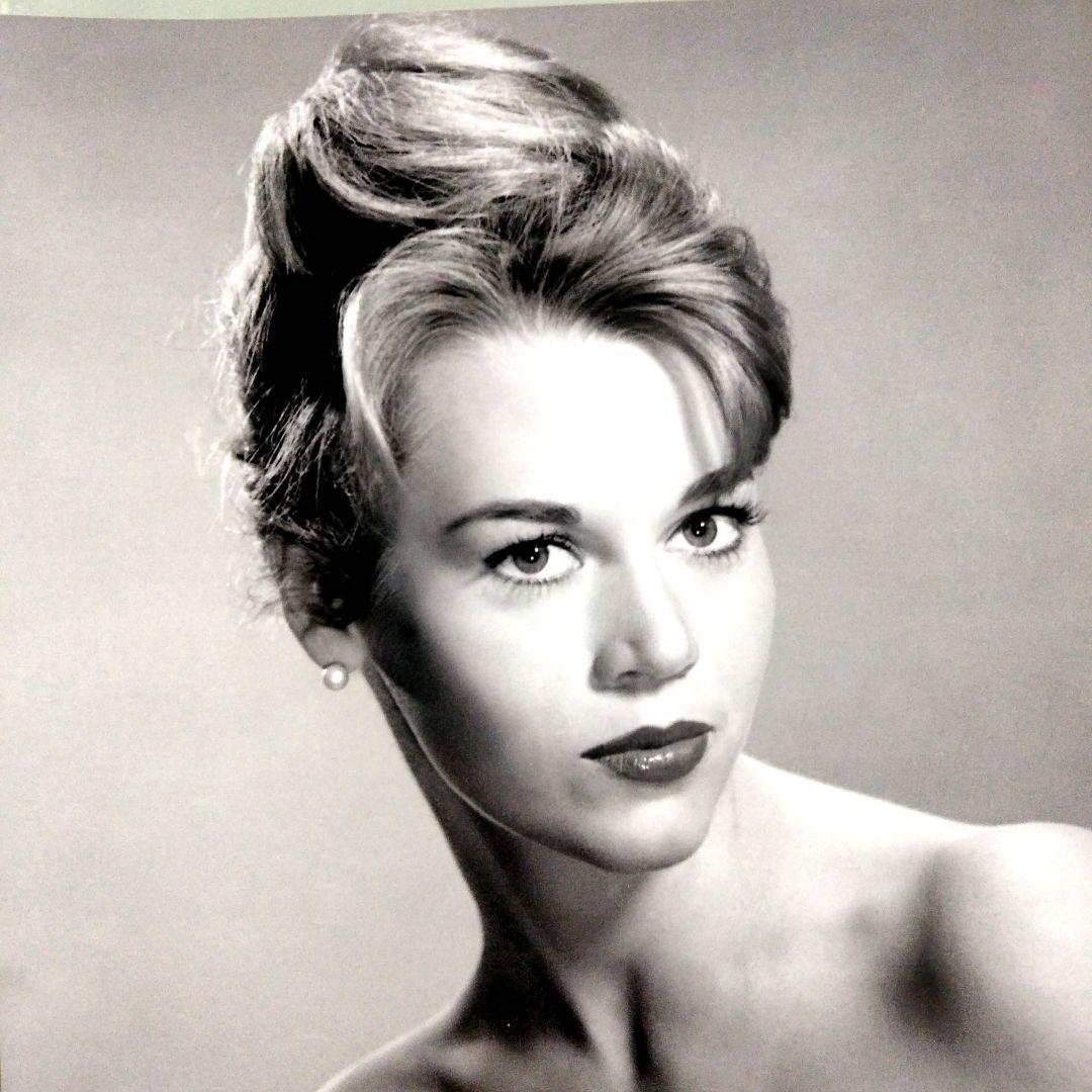 ジェーン・フォンダ直筆サイン入り超大型写真…裸足で散歩 …Jane Fonda…