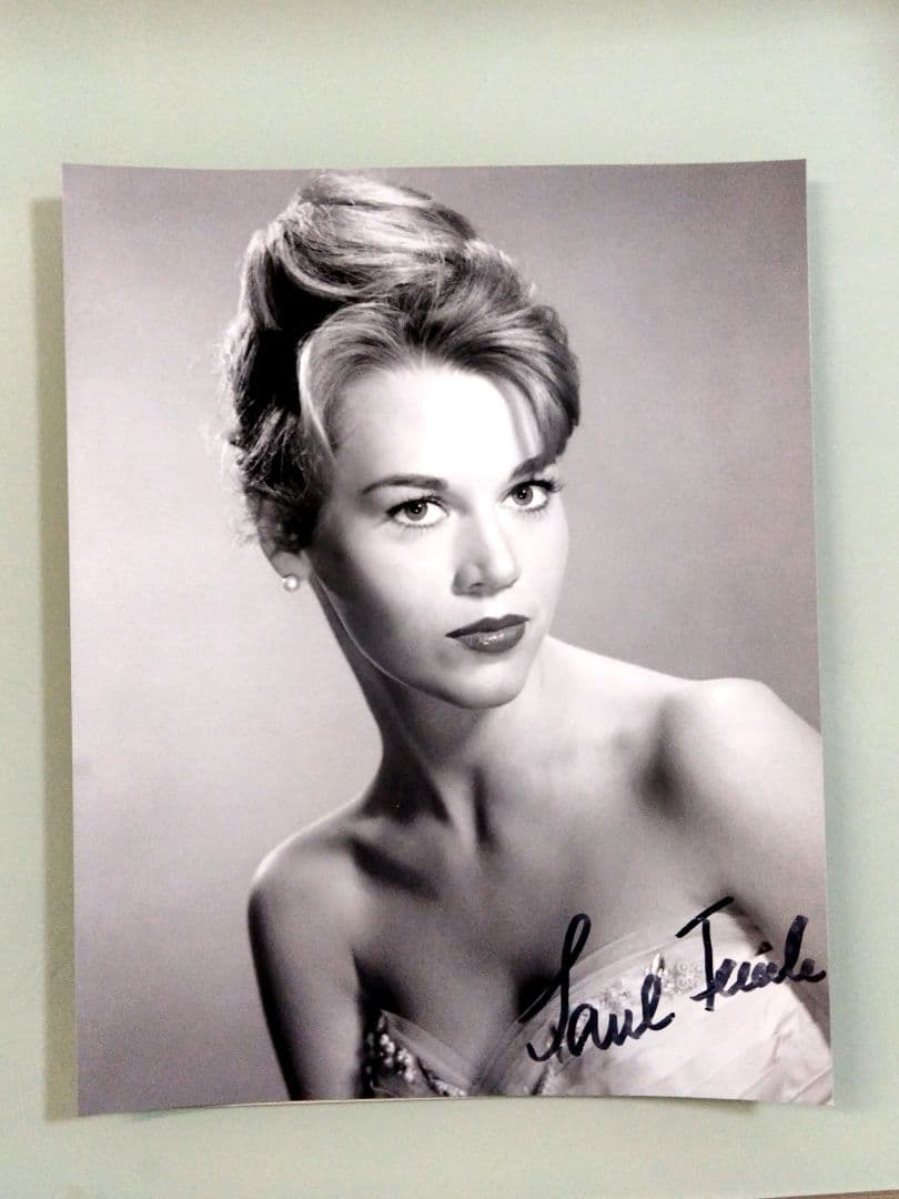 ジェーン・フォンダ直筆サイン入り超大型写真…裸足で散歩 …Jane Fonda…