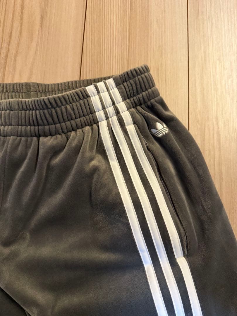 adidas ベルベット ルーズ トラックパンツ