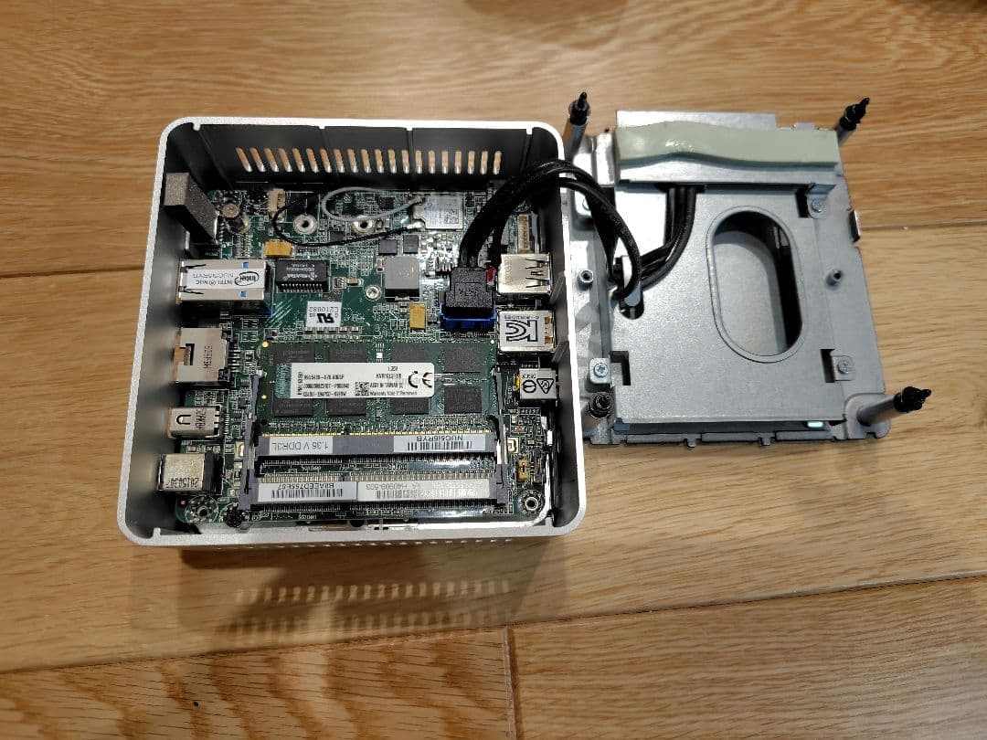 Intel NUC5i5RYH メモリ8GB SSD・OS無 キーボード付