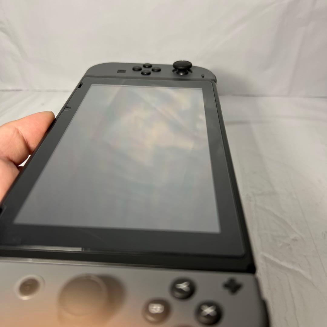 グレーのNintendo Switch本体、Joy-Con、ドック、充電器付き！