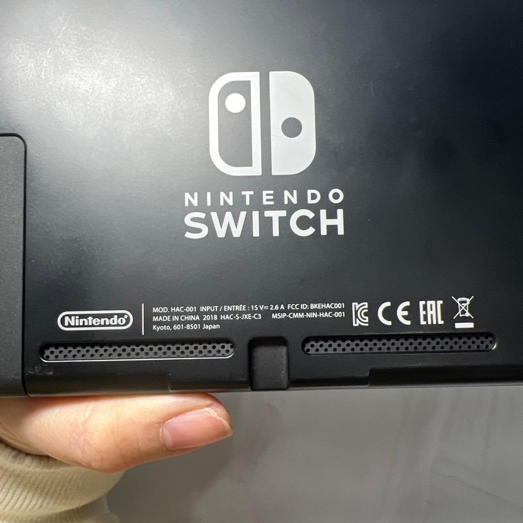 グレーのNintendo Switch本体、Joy-Con、ドック、充電器付き！