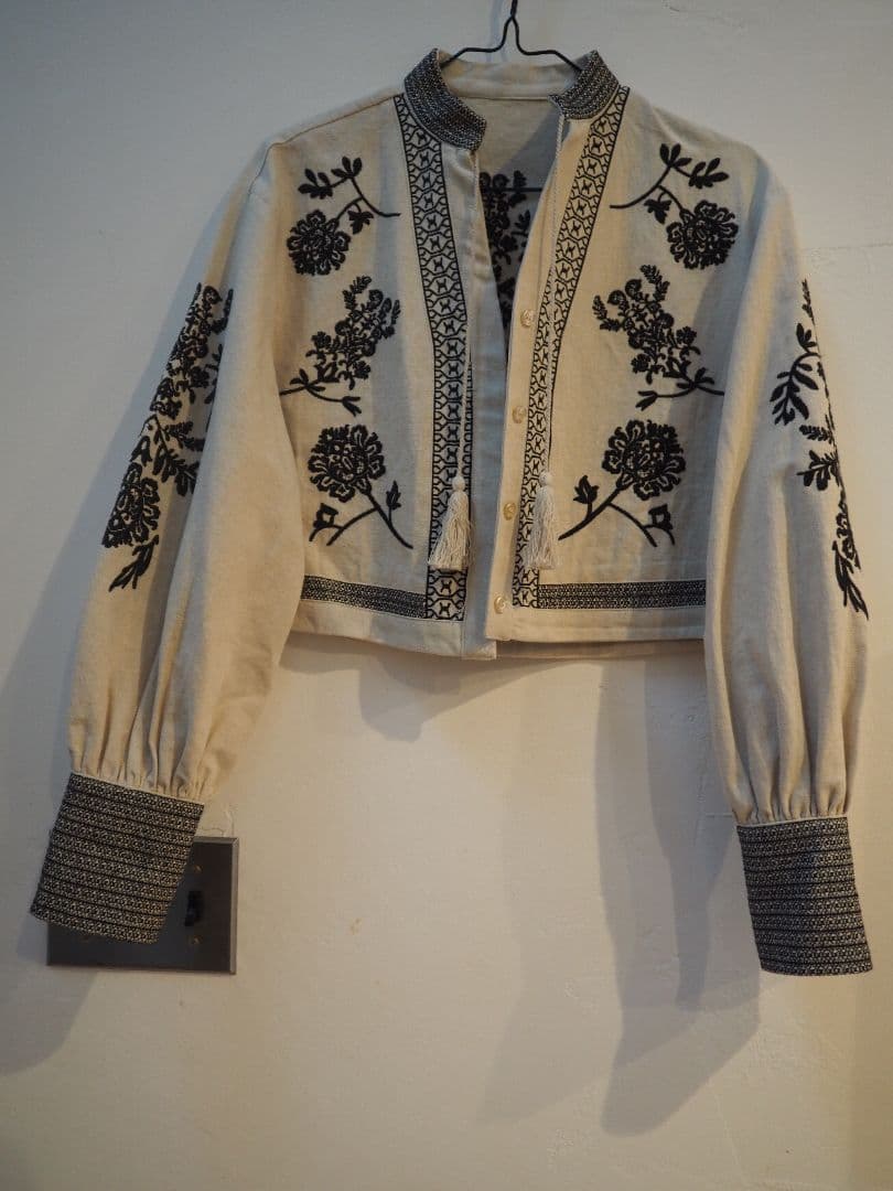 【完売品‼️極美品‼️】AMERI　刺繍ブラウス