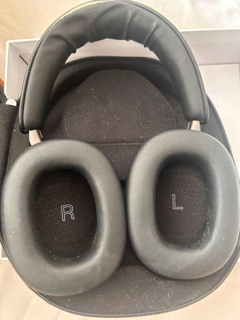 Bowers & Wilkins Px8 ワイヤレスヘッドフォン