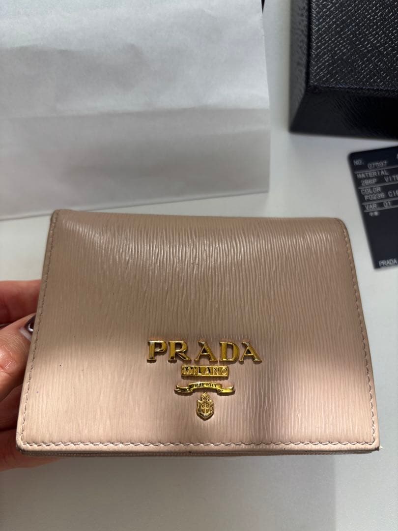 PRADA ベージュ 二つ折り財布【箱無し価格】