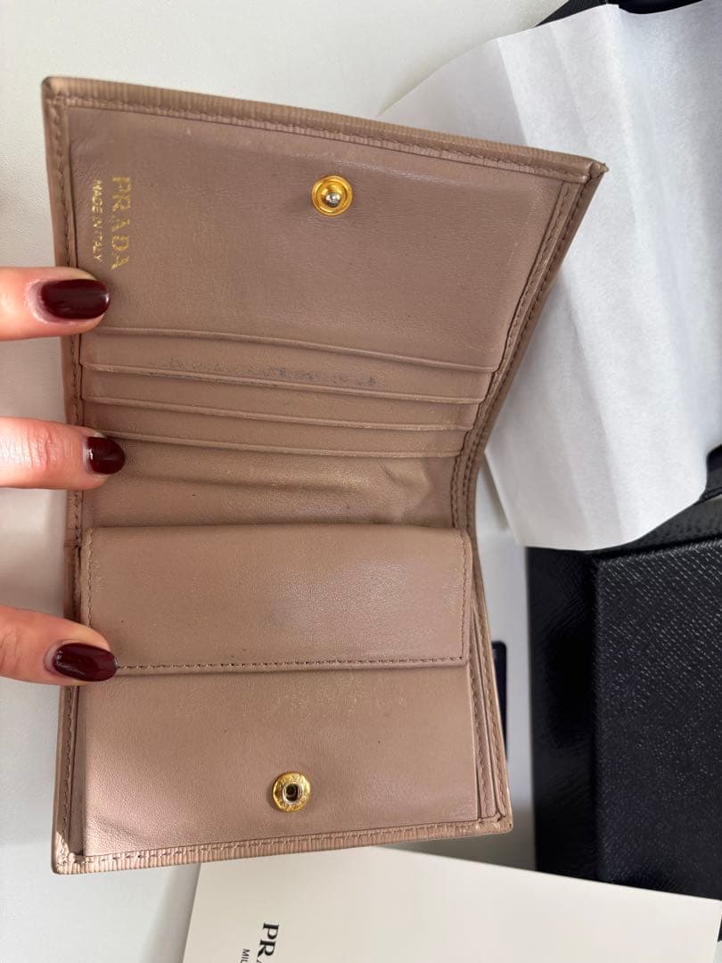 PRADA ベージュ 二つ折り財布【箱無し価格】