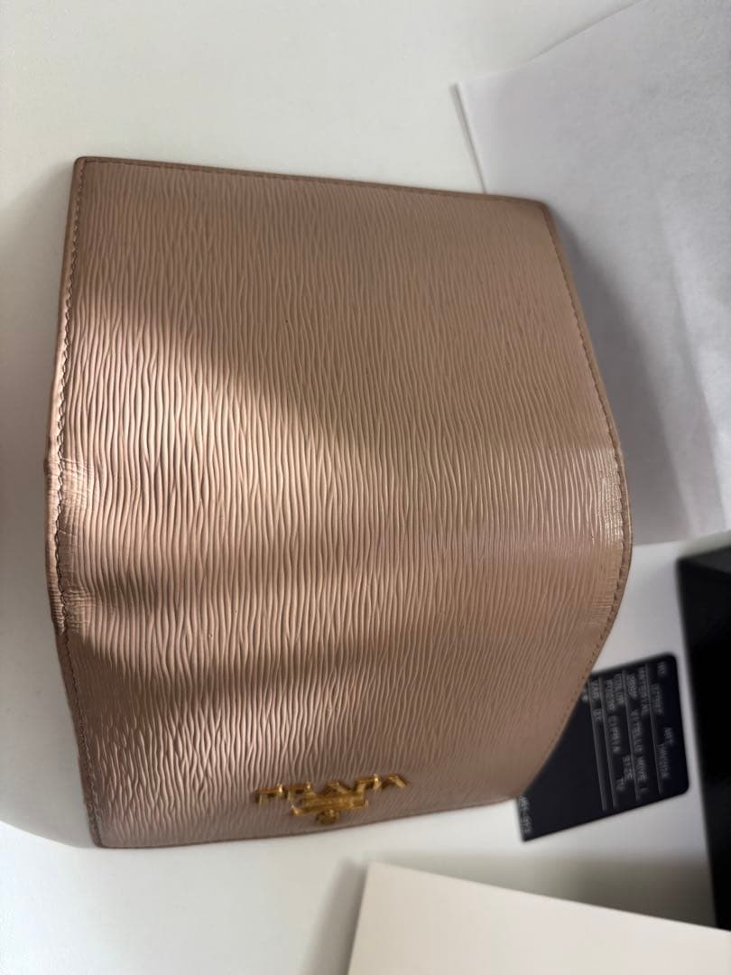 PRADA ベージュ 二つ折り財布【箱無し価格】