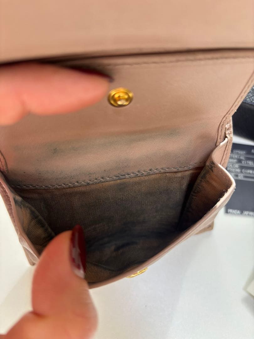 PRADA ベージュ 二つ折り財布【箱無し価格】