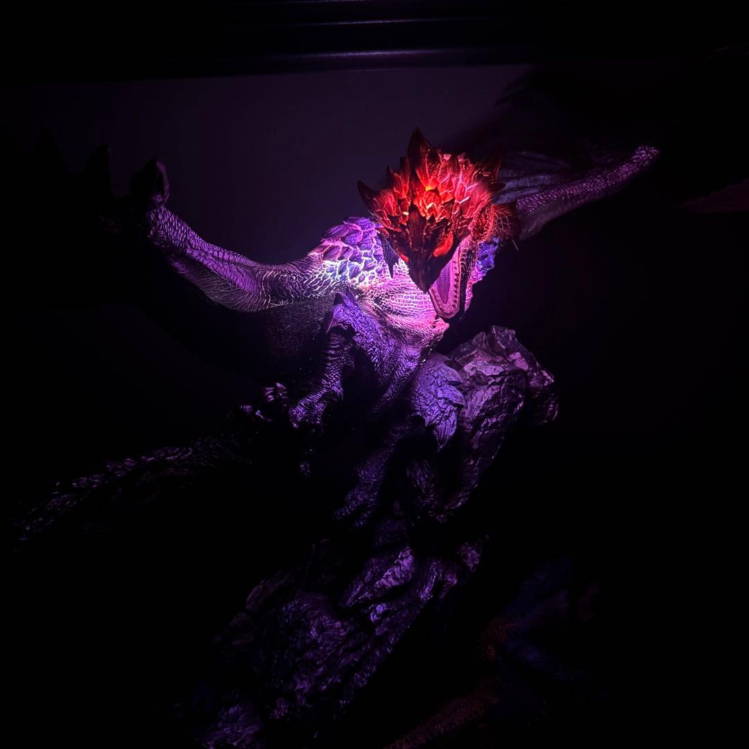 モンスターハンター フィギュア リオレウス希少種 ガレージキット LED発光