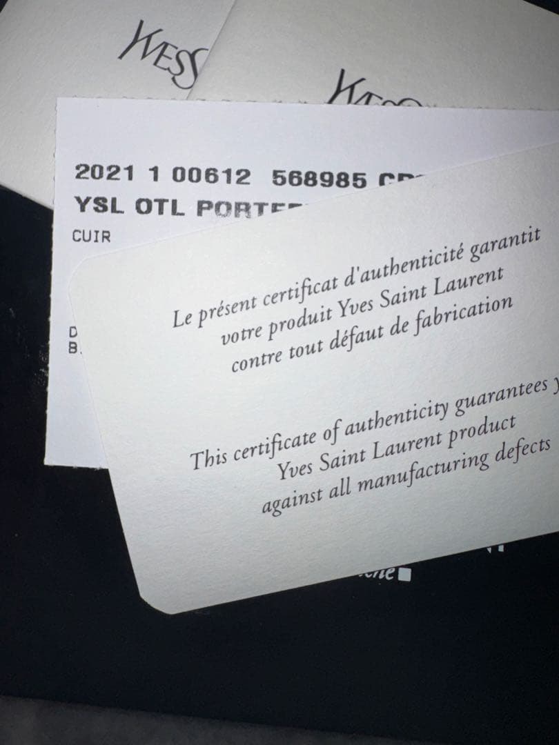 Yves Saint Laurent ブラックレザー二つ折り財布