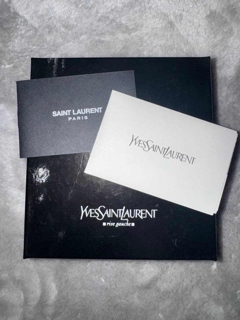 Yves Saint Laurent ブラックレザー二つ折り財布