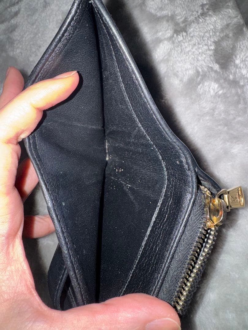 Yves Saint Laurent ブラックレザー二つ折り財布