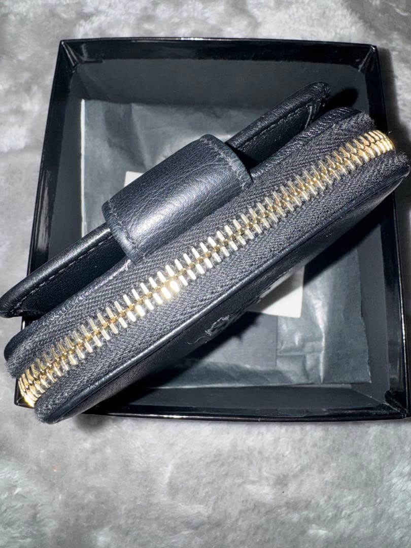 Yves Saint Laurent ブラックレザー二つ折り財布