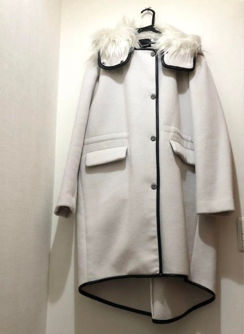 ★新品・タグ付き★イタリア　PINKO　フードファー付きコート　白　サイズ４２
