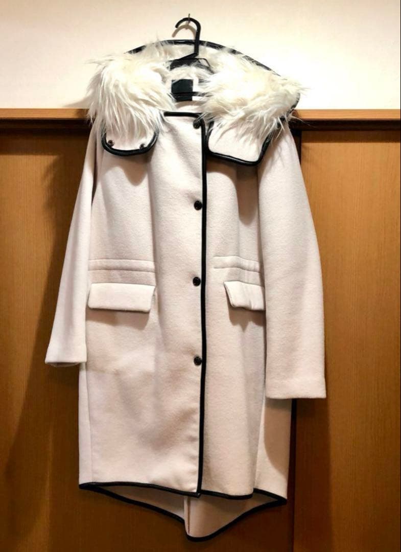 ★新品・タグ付き★イタリア　PINKO　フードファー付きコート　白　サイズ４２