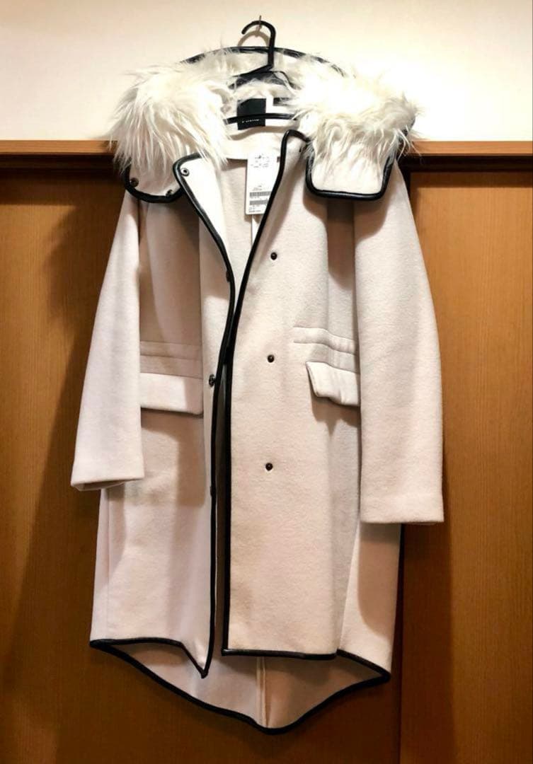 ★新品・タグ付き★イタリア　PINKO　フードファー付きコート　白　サイズ４２