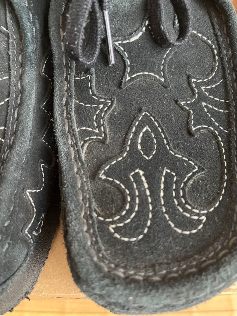 靴 supreme clarks